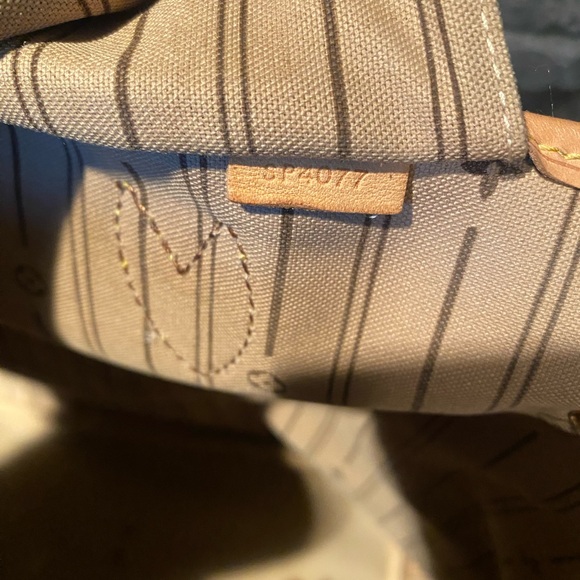 Authentic Louis Vuitton Neverfull MM - Picture 4 of 10